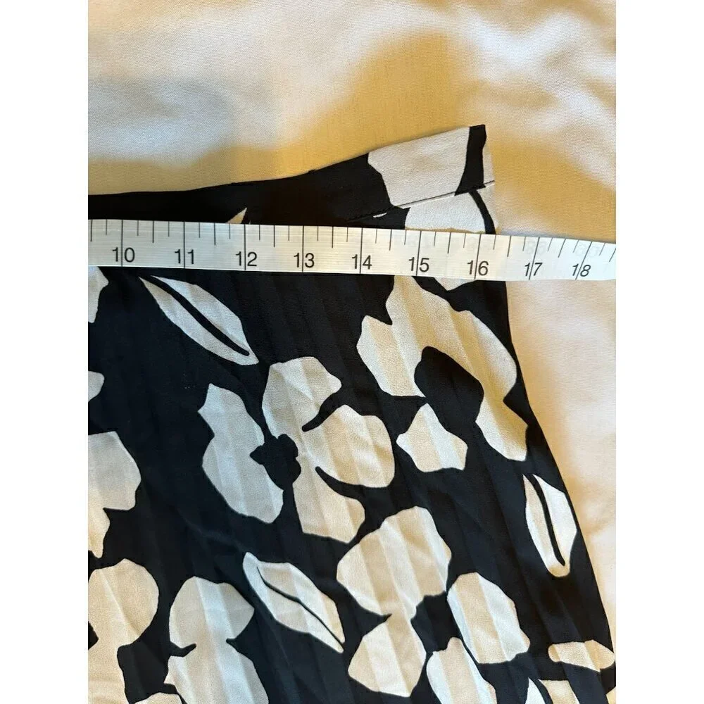 Tahari Arthur S. Levine Women's Pleated Skirt Sz 18 Black White Lined Floral NEW
